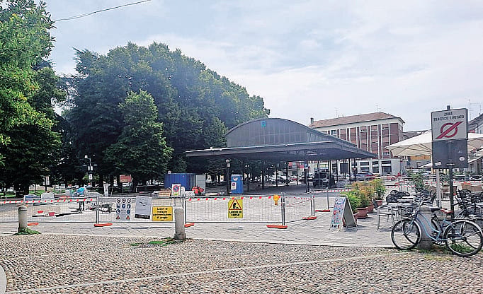 Cantieri in piazza Cairoli a Codogno: «Calo di affari per bar e negozi»