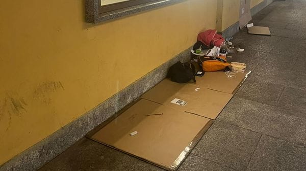 Lodi, «bivacchi e degrado sotto il Broletto, in Comune non ci si accorge di nulla»