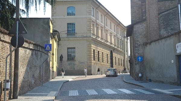 Lodi, via Serravalle e piazza Ospitale con strato di porfido deformato