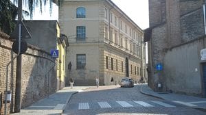 Lodi, via Serravalle e piazza Ospitale: la pavimentazione deteriorata chiede aiuto