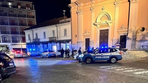 Due uomini distruggono le auto in preda alla follia
