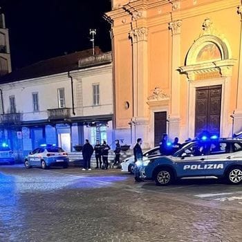 Due uomini distruggono le auto in preda alla follia