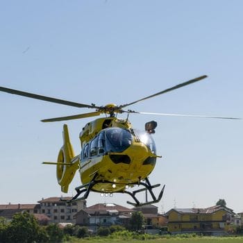 Un 50enne cade dal tetto di una villetta