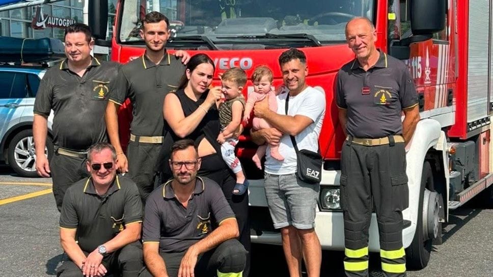 Due bambini rimasti chiusi in auto salvati dai vigili del fuoco
