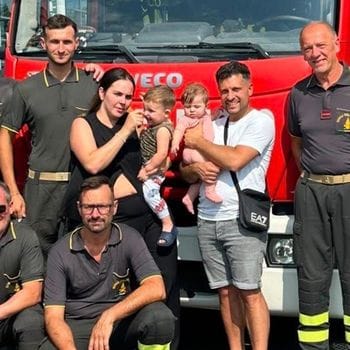 Due bambini rimasti chiusi in auto salvati dai vigili del fuoco