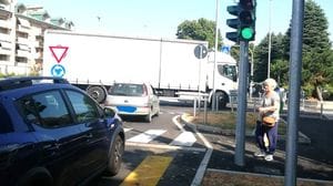 In viale della Repubblica divieti violati: «Siamo ancora invasi dai Tir»