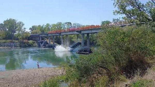 Gru sul ponte e deflagrazione in alveo: dopo settimane sono iniziati i lavori di recupero della nuova passerella crollata a Maccastorna