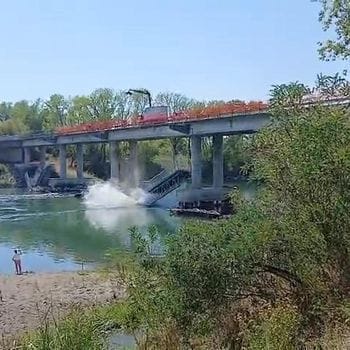 Gru sul ponte e deflagrazione in alveo: dopo settimane sono iniziati i lavori di recupero della nuova passerella crollata a Maccastorna