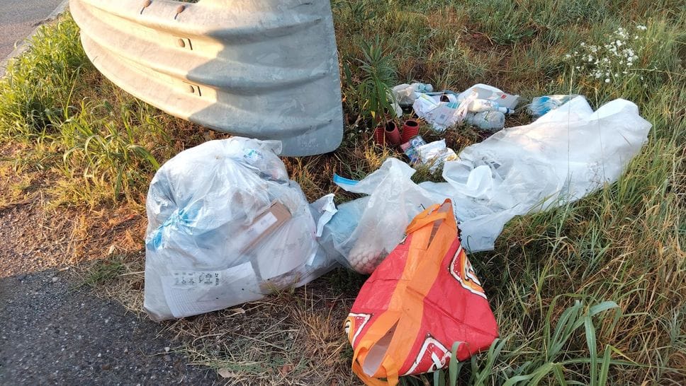 Indagini per la discarica abusiva in strada