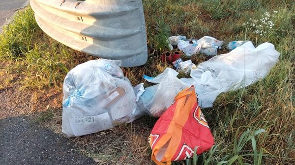 Indagini per la discarica abusiva in strada