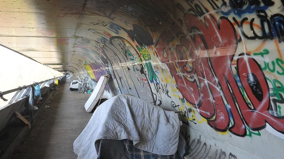Recuperate bombole di Gpl sotto il ponte della tangenziale