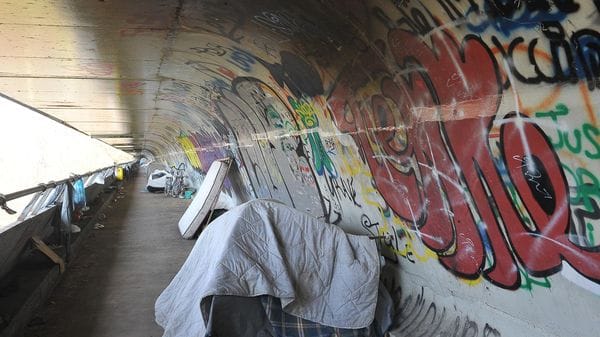 Recuperate bombole di Gpl sotto il ponte della tangenziale