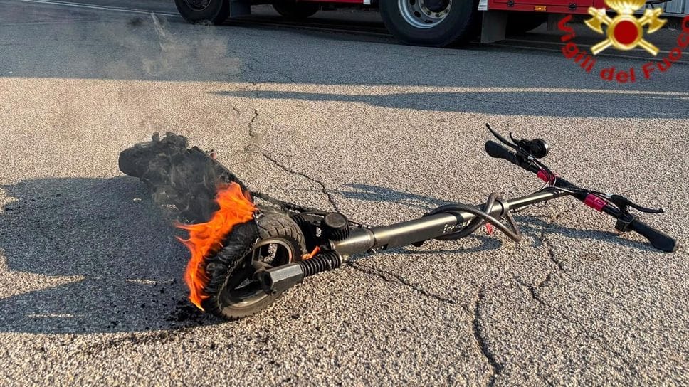 Monopattino a fuoco in viale Milano a Lodi: salvo il conducente