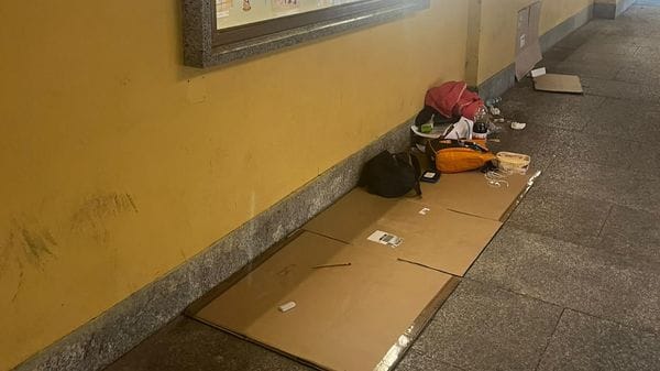 Trenta senzatetto dormono in strada