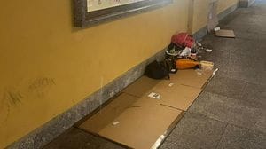 Trenta senzatetto dormono in strada