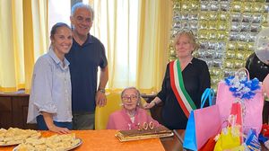 I 100 anni della signora Eugenia Regali: l’abbraccio della nipote il dono più bello
