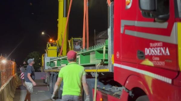 Riqualificazione del ponte al Tormo, nella notte posate due travi in ferro da 10 tonnellate VIDEO