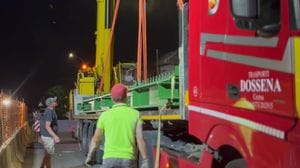 Riqualificazione del ponte al Tormo, nella notte posate due travi in ferro da 10 tonnellate VIDEO