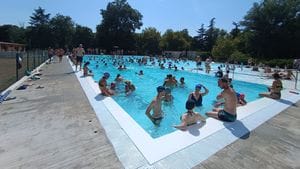 Tutti in piscina per sfuggire all’afa: impianti presi d’assalto