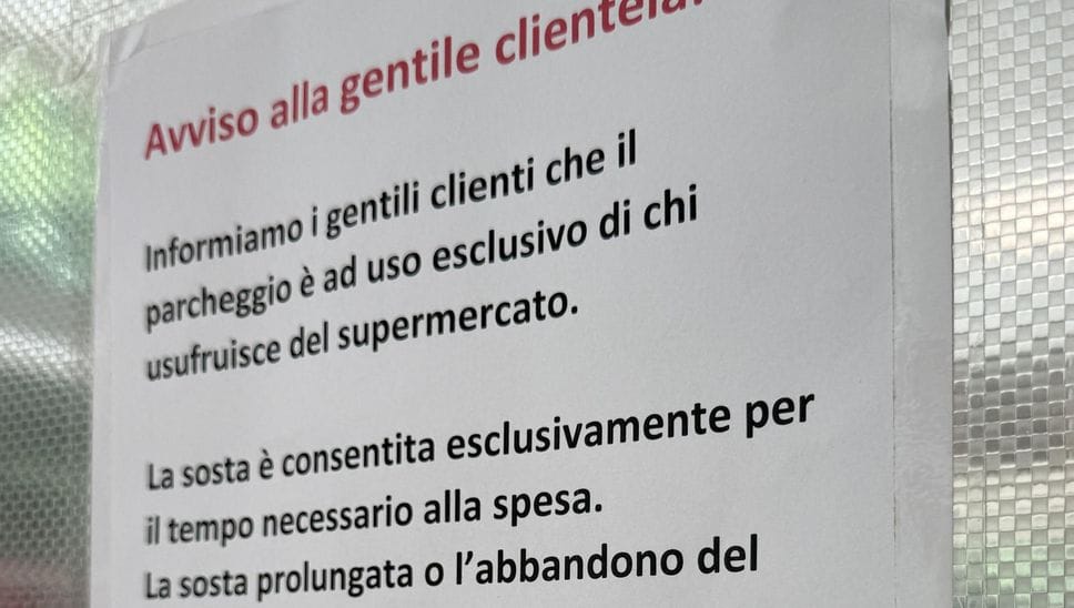 Auto bloccate dal cancello chiuso, tensione al parcheggio del Carrefour di viale Italia a Lodi