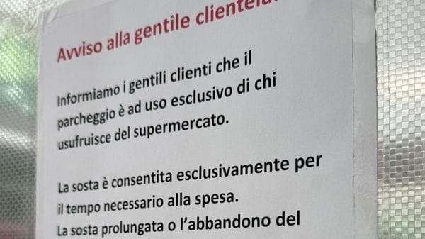 Auto bloccate dal cancello chiuso, tensione al parcheggio del Carrefour di viale Italia a Lodi