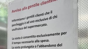 Auto bloccate dal cancello chiuso, tensione al parcheggio del Carrefour di viale Italia a Lodi