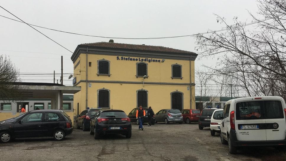 Sterpaglie in fiamme lungo i binari a Santo Stefano, treni bloccati sulla Codogno-Piacenza