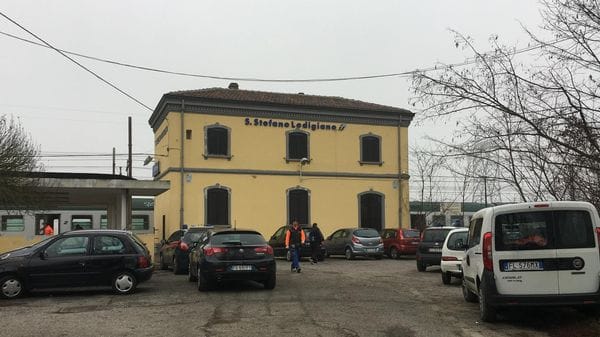 Sterpaglie in fiamme lungo i binari a Santo Stefano, treni bloccati sulla Codogno-Piacenza