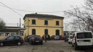 Sterpaglie in fiamme lungo i binari a Santo Stefano, treni bloccati sulla Codogno-Piacenza