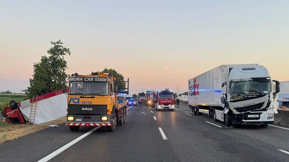 Tamponamento tra mezzi pesanti in A1 a Somaglia, camionista estratto dai vigili del fuoco  dalla cabina del mezzo ribaltato