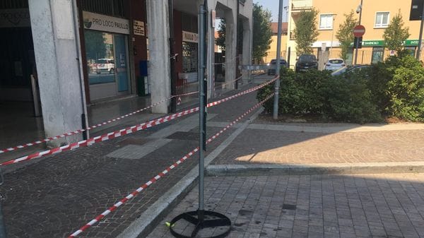 PAULLO Caduta di calcinacci, posteggi ancora inutilizzabili