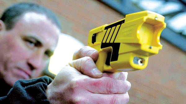 Fugge in auto, i carabinieri lo bloccano con due scariche di taser