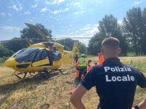 Schiacciato tra un camion e un muletto: grave 39enne