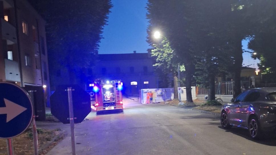 Tranciato un tubo del gas per i lavori in piazzale Cadorna, trenta persone evacuate