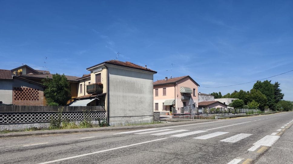Valera Fratta, in gravi condizioni un 89enne travolto da una moto a pochi metri da casa