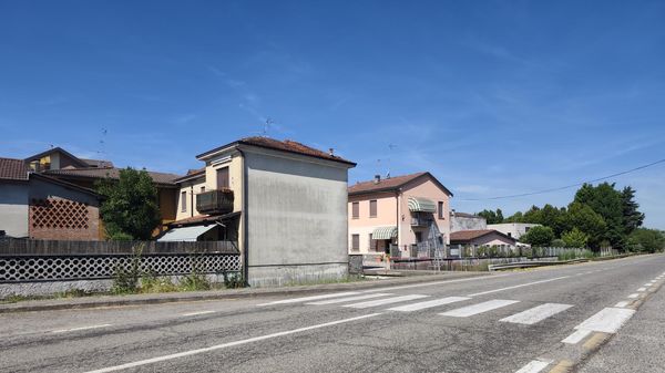 Valera Fratta, in gravi condizioni un 89enne travolto da una moto a pochi metri da casa