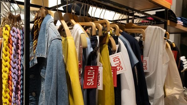 Primi giorni di saldi, caccia all’affare