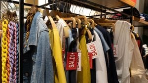 Primi giorni di saldi, caccia all’affare