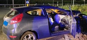 Si schianta alla rotonda, paura per un 35enne