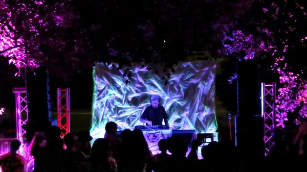 Dj set e concerti in zona Isolabella: si alza il sipario su Lodi al buio