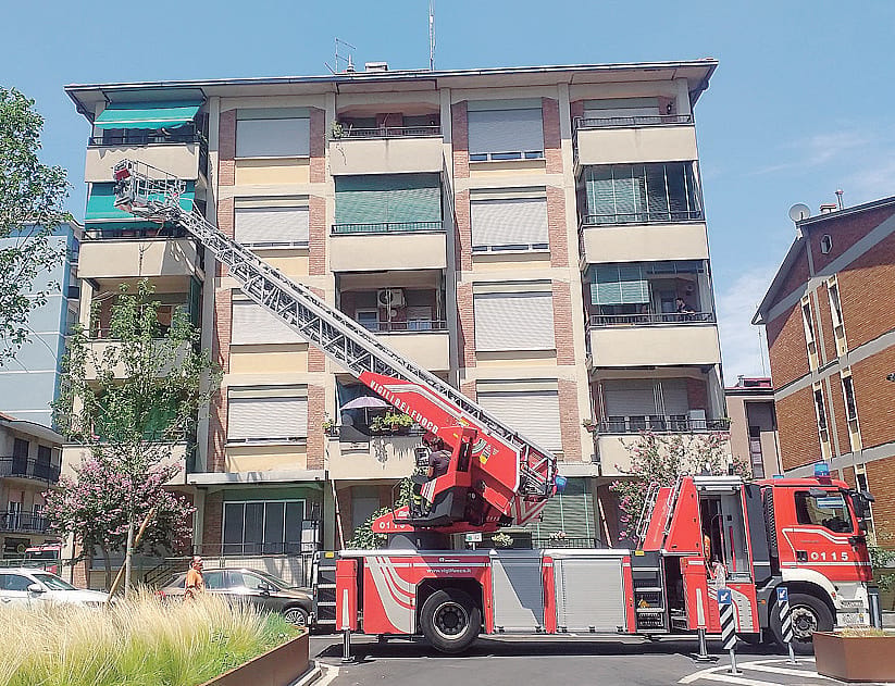 Melegnano, 75enne cade in casa: soccorsa dai vigili del fuoco con l’autoscala