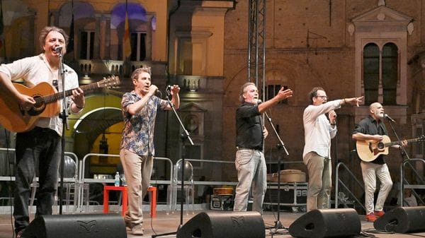 Musica e cabaret: in piazza della Vittoria torna “Stretching emotivo”
