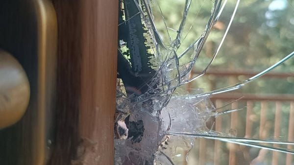 Peschiera, scopre i ladri sul balcone di casa e li mette in fuga