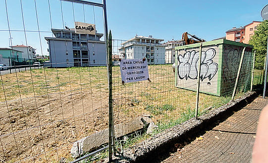 Ruspe finalmente  in azione in via Lodivecchio a Lodi per realizzare il nuovo parcheggio