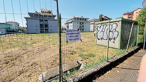 Ruspe finalmente  in azione in via Lodivecchio a Lodi per realizzare il nuovo parcheggio