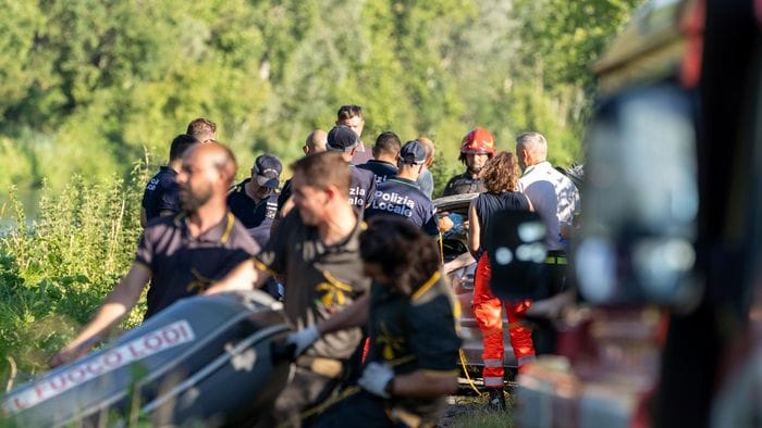 Auto nella Muzza, nessuna speranza per il guidatore. La macchina e il corpo estratti in serata. Salma portata a Pavia per accertamenti - Le immagini