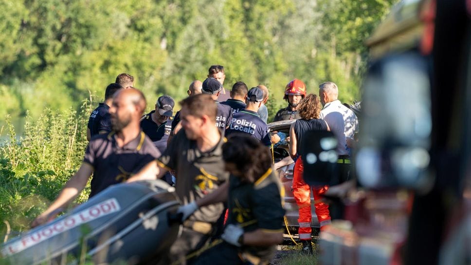 Auto nella Muzza, nessuna speranza per il guidatore. La macchina e il corpo estratti in serata. Salma portata a Pavia per accertamenti - Le immagini