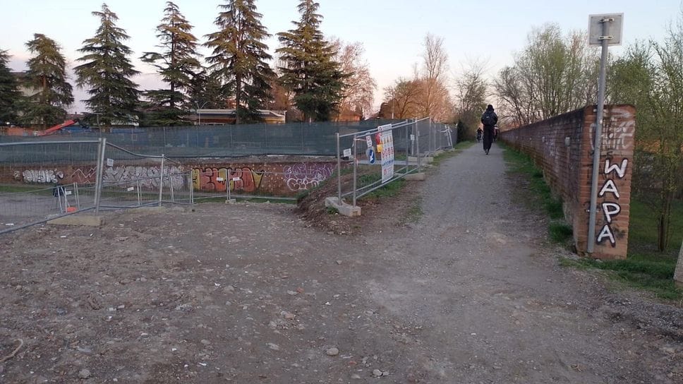 Buche e avvallamenti sulla pista ciclabile “Altea Trini”: «Oltre al ponte sistemate anche la ciclabile»
