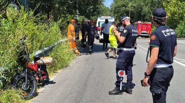 Un 35enne vola in un fosso con una bici elettrica