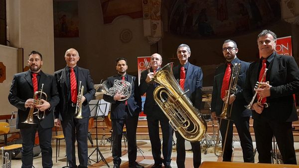 Un repertorio che unisce jazz e cinema: gli Orion Brass pronti a scaldare piazza Castello